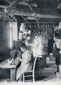 Käsityöläiset tekemässä Vallauriksen taidekeramiikkaa, n. 1900, postikortti, Ranska, 1900-luku tekijältä William M. Timlin
