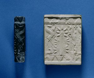 Sylinterin tiiviste ja jäljennös (kipsi) tekijältä Unbekannt