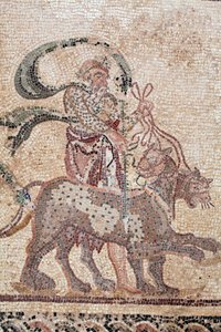 Yksityiskohta Dionysoksen voitosta - Jumalan paluu sotilasmatkalta Intiaan - Silenus pitelee Pantterien ohjaksia - Pafoksen mosaiikit, Dionysoksen talo, 200-luvun loppu jKr - Kypros - Dionysoksen voitto - Pitkä mosaiikin jäljitys tekijältä William M. Timlin