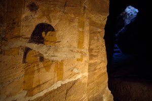 Yksityiskohta seinämaalauksista, jotka löydettiin kaivauksissa kuvernöörin haudasta, kultaisten muumioiden laaksosta, Bahariya-keidasta, Gizasta, Egyptistä tekijältä Benjamin Baud