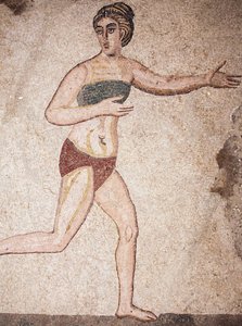 Yksityiskohta Kymmenen neidon kammiosta tai "Bikinityttöjen" mosaiikki. Juoksemassa. 3-4 vuosisata. Roomalainen huvila Casalessa, Sisiliassa. Unescon sivusto. tekijältä Unbekannt