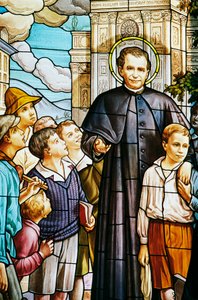 Don Bosco ja lapset, lasimaalaus, Colle Don Bosco Sanctuary (1900-luku), Castelnuovo Don Bosco, Piedmont, Italia