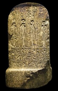 Egyptiläinen antiikki: sirpaleinen stelefori-patsas Paserista polvillaan, New Empire tekijältä William M. Timlin