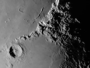 Eratosthenes-kraatteri, c 2005-2006 tekijältä Unbekannt