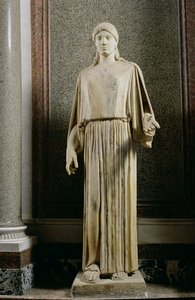 Naishahmo, jolla on peplos, kreikkalainen (marmori) tekijältä Unbekannt