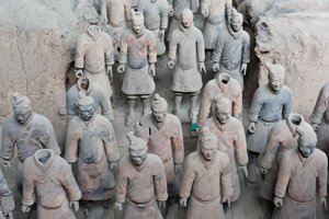 Ensimmäinen kuoppa; seisovat soturihahmot; Keisari Qin Shi Huangin mausoleumi; Terrakotta-armeija; Xi