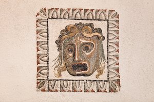 1. vuosisadalta eKr. peräisin oleva lattiamosaiikki, joka kuvaa Dionysoksen naamaria, roomalaisesta huvilasta lähellä Via Ruffinellaa Roomassa, Rooman kansallismuseo (museo nazionale romano), Rooma, Italia tekijältä Unbekannter Künstler
