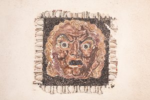 1. vuosisadalta eKr. peräisin oleva lattiamosaiikki, joka kuvaa Dionysoksen naamaria, roomalaisesta huvilasta lähellä Via Ruffinellaa Roomassa, Rooman kansallismuseo (museo nazionale romano), Rooma, Italia tekijältä Unbekannter Künstler