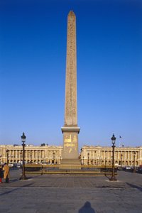 Ranska, Pariisi, Luxorin obeliski Place de la Concorde -aukiolla, egyptiläinen obeliski kohoaa rakennuksen yläpuolelle, joka on peitetty kullatuilla hieroglyfikaiverruksilla. tekijältä Unbekannt