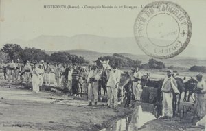 Ranskalaisia legioonalaistaustaisia siirtomaasotilaita partioimassa lähellä Atlasvuoria, Marokko. postikortti 1909. tekijältä Unbekannter Künstler