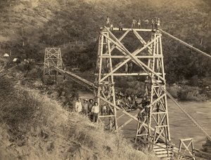 Fresno, Kalifornia: 1890 Tämä valokuva: C.C. Curtis näyttää Smithin ja Mooren sillan Kings Riverin yli, joka on osa Hiram T. Smithin ja Austin D. Mooren rakentamaa puutavaraa Sierrasta heidän yritykselleen, Kings River Lumberille. tekijältä Unbekannt