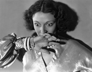 Hollywood, Kalifornia: n. 1932 Lähikuva nuoresta naisesta, joka peittää suunsa peloissaan. (m/w kuva) tekijältä Unbekannt