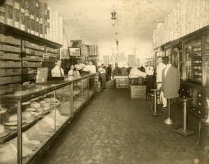 John Sewell & Co. Shoe Storen sisustus osoitteessa 304-6 12th Avenue (Flagler Street), n. 1910 (m/v kuva) tekijältä Unbekannt
