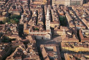 Italia, Emilia Romagna, Modena, ilmakuva kaupunkiin katedraalilla tekijältä Benjamin Baud
