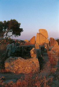 Italia, Sardinia, Arzachena, Olbia-Tempion maakunta, Li Longhin jättiläisten hauta, takakuva