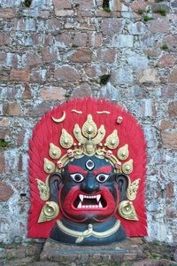 Suuri kirkkaasti maalattu tiibetiläinen naamio pronssista; Demoni; Messner Mountain Museum Firmian Reinhold Messneriltä; Schloss Sigmundskronin linna; lähellä Bolzanoa; Alto Adige; Trentino-Alto Adige; Italia; Euroopassa tekijältä Unbekannt