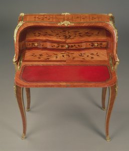Ludvig XV bureau de dame, kukka-intarsia ja ormolu-kiinnikkeet, Bernard II van Risenburgh (fl.1730-65/6), n.1750 tekijältä Unbekannt