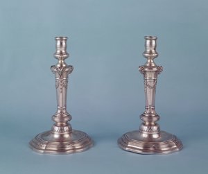 Louis XV hopeiset kynttilänjalat tekijältä Unbekannt
