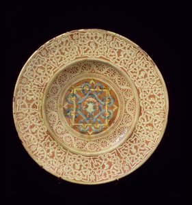 Maiolica-levy koristeltu monimutkaisella toistuvalla solmukuvioinnilla, jotka kehystävät profiilipäät reunassa ja kilpi keskikilvessä, italialainen, valmistettu Toscanassa tekijältä Unknown