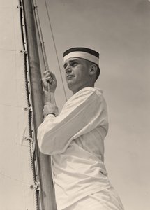Midshipman nostamassa pääpurjetta, U.S. Naval Academy, Annapolis, Maryland. 1942 (kuva) tekijältä Unbekannt