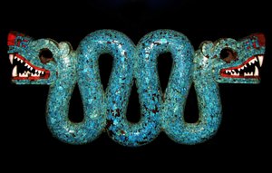 Kaksipäisen käärmeen mosaiikki, joka on tarkoitettu käytettäväksi seremoniallisena rintakoruna. Atsteekit, mixtekit, Meksiko. 1400-1600-luku jKr. (mosaiikki). tekijältä Unbekannter Künstler