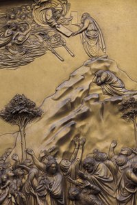 Mooses saa kymmenen käskyä Firenzen kastekappelin itäinen portti, jota Michelangelo kutsui myös taivaan porteiksi, 1400-luvun pronssiveistos, Lorenzo Ghiberti (1425-1452), Firenze, Italia tekijältä Unbekannt