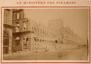 Pariisin kunta (1871): näkymä valtiovarainministeriöstä raunioina Pariisissa toukokuussa 1871. Valokuva Pierre Pepetitista. Tulostus kartongille, himmennys. 9x5,4 cm tekijältä Unbekannt