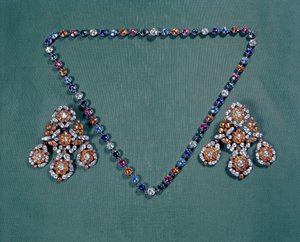 Kaula- ja korvakorusetti monivärisillä tahnoilla, n.1760 tekijältä Unbekannt