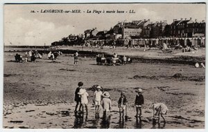 Normandia, Calvados (14), Langrune sur Mer (Langrune-sur-Mer): ryhmä lapsia, jotka leikkivät rannalla mareee matalalla Postikortti 1800-luvun loppu - 1900-luvun alku tekijältä William M. Timlin
