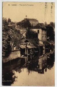 Normandia, Calvados (14), Lisieux: talot Touquesin laidalla - Postikortti vuodelta 1934 tekijältä William M. Timlin