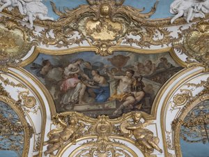 Nymfit tarjoavat kukkia Psychessä Rakkauden palatsin kynnyksellä. Charles Joseph Natoiren (1700-1777) maalaus tekijältä Unbekannt
