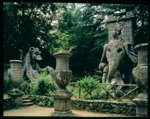 Yksi Hannibalin norsuista ja lohikäärme taistelee leijonan kanssa, veistoksia Parco dei Mostrin (Hirviöpuisto) puutarhoista, jotka Orsinin herttua rakennutti vuosina 1550–1563, Giacomo Barozzi da Vignolan (1507–73) suunnitelmiin (kivi) (kuva) (katso lisäti tekijältä Unbekannt