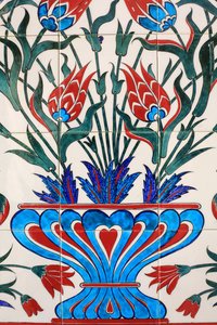 Yksi 80:stä Iznikpanelista - erittäin koristelluista keraamisista laatoista, jotka olivat suosittuja 1500-luvulla -, jotka näkyvät selvästi Istanbulin keisarillisissa ja uskonnollisissa rakennuksissa. Sheikh Zayedin moskeija. 1995. Abu Dhabin emiraatti tekijältä Unbekannt