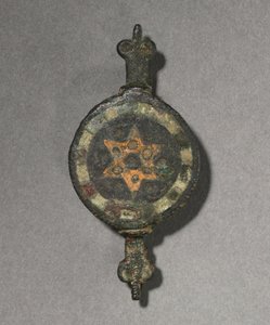 Koristeellinen rintakoru, n. 100-300 tekijältä Unbekannt