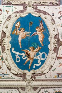 Ovaali, joka kuvaa kolme puttia (1560), yksityiskohta Hall of Grotesques -katosta, Della Mantan linna, Manta (Cuneo), Piemonte, Italia tekijältä William M. Timlin