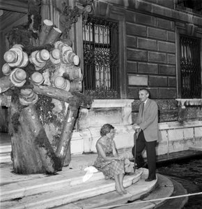 PALAZZO GRASSI: "" LUONNOSTA TAITEEEN "" TAIDEKRITIKKO MICHEL TAPIE DE CELEYRAN KANSSA BEATRICE MONTI DELLA CORTE - 1960 tekijältä Unbekannt