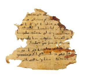 Sivu tallentamattomasta Koraanin palimpsestista, joka on kopioitu aikaisempaan koptilaiseen Raamattuun, luultavasti Egyptissä, noin 800-luvulla (muste persulla) tekijältä Unbekannt