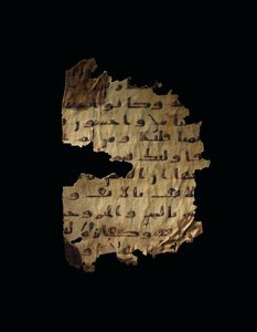 Sivu tallentamattomasta Koraanin palimpsestista, joka on kopioitu aikaisempaan koptilaiseen Raamattuun, luultavasti Egyptissä, noin 800-luvulla (muste persulla) tekijältä Unbekannt