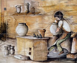 Maalattu maiolikapaneeli, jossa on keramiikan valmistusta esittävä kohtaus, käsityönä Ceramiche Desuir, Santo Stefano di Camastra, Sisilia, Italia, Yksityiskohta tekijältä William M. Timlin