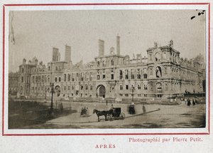 Paris Commune (1871): näkymä Hotel de Villesta Pariisissa sen tulipalon jälkeen toukokuussa 1871. Valokuva Pierre Pepetitista. Tulostus kartongille, himmennys. 9x5,4 cm tekijältä Unbekannt