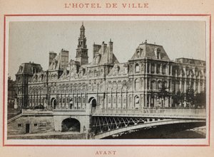 Paris Commune (1871): näkymä Hotel de Villesta Pariisissa ennen sen tulipaloa toukokuussa 1871. Valokuva Pierre Pepetitista. Tulostus kartongille, himmennys. 9x5,4 cm tekijältä Unbekannt