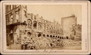Paris Commune (1871): näkymä raunioina olevasta valtiovarainministeriöstä toukokuussa 1871. Franck-valokuvaus. Himmeä. 10,3x6,9 cm tekijältä Unbekannt