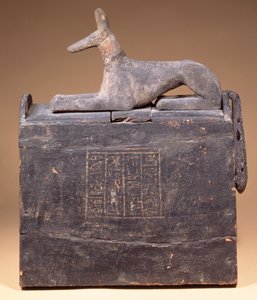Plyonin muotoinen shabti-laatikko, jonka kannessa on teksti ja Anubis-patsas sakaalina (myöhemmin syntyneenä), egyptiläinen, Thebasta, 22. dynastian alkupuolelta, noin 900 eKr. (mustaksi maalattu puu) tekijältä Unbekannt