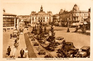 Postikortti/Raatihuoneen esplanadi/Vichy/Allier/Auvergne/Ranska tekijältä William M. Timlin