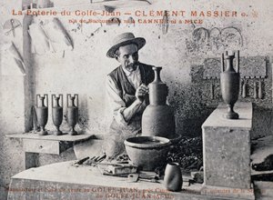 Postikortti, jossa Clement Massier (1844-1917), Poterie de Golf-Juanin mestari, työskennellyt studiossaan Ranskassa 1900-luvulla tekijältä William M. Timlin