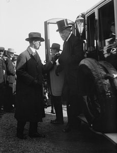 Presidentti Woodrow Wilson poistumassa autosta. Washington, DC, noin 1918. Kuvaaja (b/w photo) tekijältä Benjamin Baud
