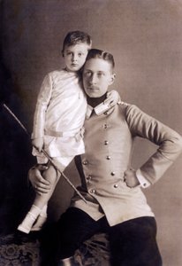 Hohenzollernin prinssi Vilhelm (1882-1951) eli kruununprinssi, keisari Vilhelm II:n poika, ja hänen vanhin poikansa, jota kutsuttiin myös nimellä Vilhelm, Valokuva: Selle und Kuntze. tekijältä Unbekannter Künstler