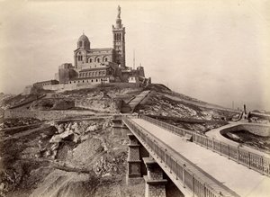 Uskonnollinen arkkitehtuuri: ulkokuva Notre-Dame-de-la-Garden basilikasta (Notre-Dame-de-la-Garde), jota kutsutaan myös "hyväksi äidiksi" (1853-1864), rakennettu arkkitehti Henry Esperandieun (1829) suunnitelmien mukaan -1874). Marseille, Bouches du Rhone  tekijältä William M. Timlin