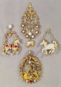 LtoR:n ja TtoB:n renessanssikorut: Fleece- ja julistusmerkki, 1500-luvun loppu (kulta ja emali); Riipus jalokivi orin muodossa, 1500-luvun loppu; Espanjalainen riipus jalokivi hevosen muodossa, 1500-luvun lopulla (g tekijältä Unbekannt