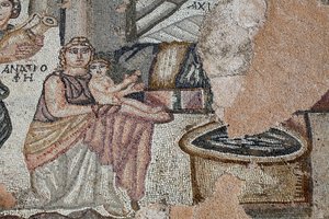 Esitys vastasyntyneestä Akhilleuksesta sairaanhoitajansa Anatrofen ja Ambrosian kanssa, jumalien ruoan ja kuolemattomuuden symboli, joka tuo vettä kultaiseen purkkiin - Yksityiskohta paneelista, joka edustaa Akilleuksen ensimmäistä kylpyä - Pafoksen mosaii tekijältä Unbekannt